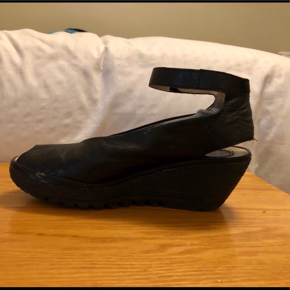 London fly Yala wedges